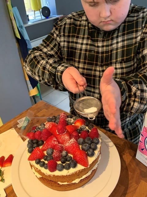 decorating cake